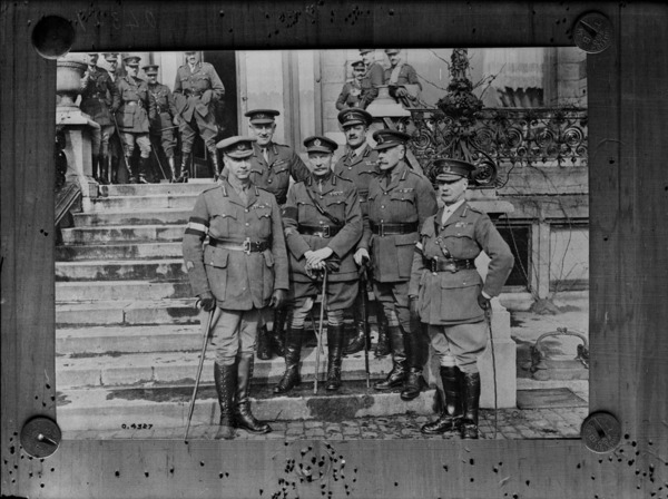 Titre original&nbsp;:  Sir Douglas Haig, Gen. Currie Gen. Burstall, Gen. Watson, and Staffs, Bonn December 1918. 