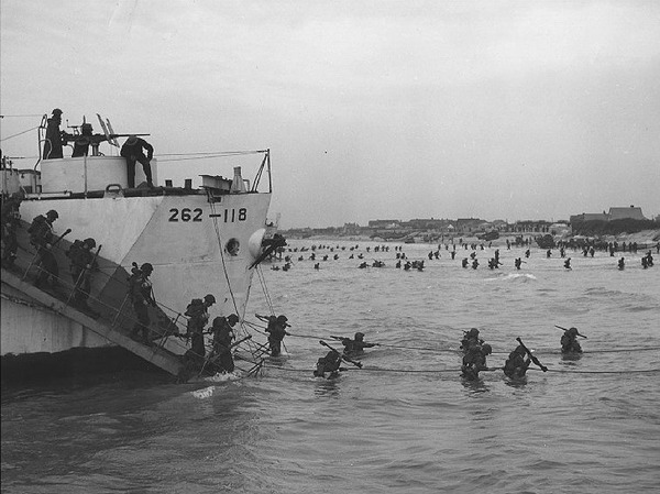 Titre original&nbsp;:    Description Français : Débarquement, Juno Beach. Crédit: Canadian Forces Joint Imagery Centre Source: http://www.dominion.ca/dh_maps-images.htm : "Canadian Soldiers Disembark at Juno Beach. Source: Library and Archives Canada" Date 2 June 2004 (original upload date) Source Transferred from fr.wikipedia; transferred to Commons by User:Bloody-libu using CommonsHelper. Author Original uploader was Greudin at fr.wikipedia Permission (Reusing this file) This image is in the public domain due to its age.

