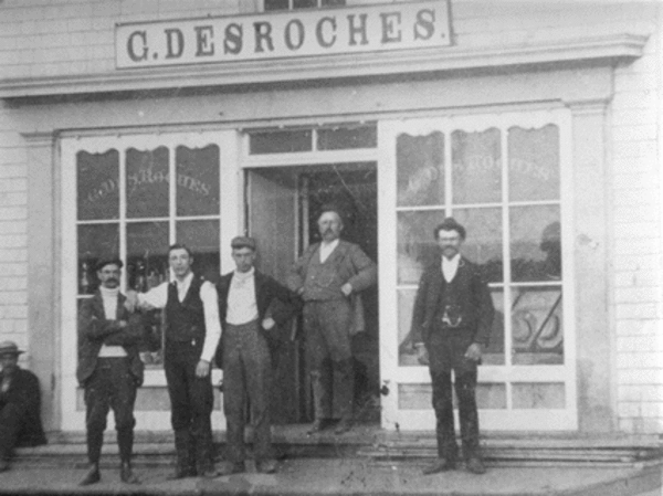 Titre original&nbsp;:  Gilbert DesRoches Store, c1900. Gilbert Desroches stands in the entrance of his general store in Miscouche. (Centre de recherche acadien de l’Í.-P.-É., Musée acadien, Miscouche).