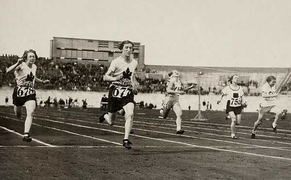 Titre original&nbsp;:  File:Ethel Smith Fanny Rosenfeld 1928 Olympics.jpg - Wikimedia Commons